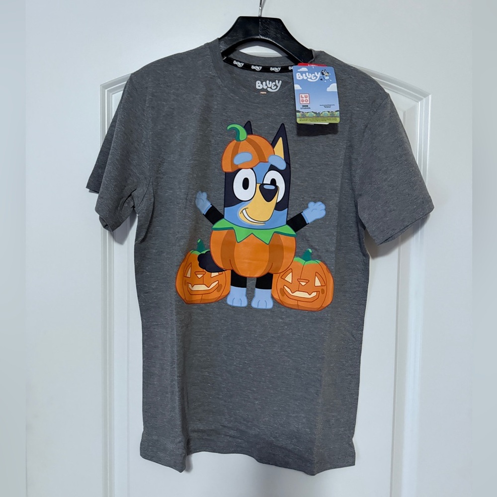 Bluey Men’s size XS Gray Short Sleeve Halloween themed Tee. NWT!!
